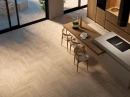 Gresowa podłogowa płytka imitująca drewno Durstone Michigan Bone Mate 10x60 na podłodze kuchni połączonej z jadalnią ułożona w jodełkę angielską
