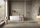Duża łazienka z białą wanną wolnostojącą, kabiną prysznicową oraz szarymi płytkami imitującymi kamień Caesar Histoire Auxerre Matt