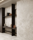 Wnętrze z drewnianymi półkami ściennymi oraz jasnobeżową płytką ścienno-podłogową imitującą kamień Caesar Bloomstone Petal