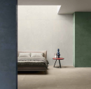 Sypialnia z beżowymi płytkami podłogowymi imitującymi beton Caesar Join Ivory oraz białymi ściennymi Caesar Join Glare, niebieskimi Join Ink i zielonymi Join Verve