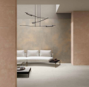 Salon z białą sofą, stolikiem kawowym oraz białymi płytkami podłogowymi imitującymi beton Caesar Join Moon i ściennymi pomarańczowymi Caesar Join Peach