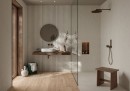 Nowoczesna, jasna łazienka z otwartym prysznicem w stylu spa, ściana i wnętrze prysznica wykończone są gładkimi, beżowymi płytkami Marazzi Crea Pietra Sicilia Beige 60x135 MQDU, imitującymi jasny kamień