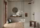 Nowoczesna łazienka z otwartym prysznicem, utrzymana w jasnych barwach, ściana za umywalką wykończona jest beżowymi płytkami Marazzi Crea Pietra Sicilia 3D Beige 60x135 cm MQDS, z trójwymiarową, pionową strukturą prążków i delikatnym, kamiennym użyleniem