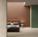 Sypialnia z beżowymi płytkami podłogowymi imitującymi beton Caesar Join Ivory oraz brązowymi ściennymi Caesar Join Spice i zielonymi Join Verve