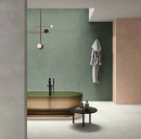 Łazienka z wolnostojącą wanną, czarną baterią, białymi płytkami podłogowymi imitującymi beton Caesar Join Glare oraz szarymi ściennymi Caesar Join Levity, pomarańczowymi Join Peach i zielonymi Join Verve