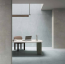 Biuro z szarymi płytkami ściennymi imitującymi beton Caesar Join Levity oraz błękitnymi ścienno-podłogowymi Caesar Join Sky