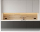 Nowoczesna kuchnia w układzie dwurzędowym, płytki ścienne Marazzi Crea Forma03 3D Rovere Chiaro (jasny dąb, efekt 3D, 60x135 cm) pokrywają przestrzeń między blatem a szafkami wiszącymi, stanowiąc ciepły, drewnopodobny akcent