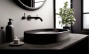 Nowoczesna łazienka w minimalistycznej kolorystyce czerni i bieli, ściana jest wyłożona gładkimi, białymi płytkami Marazzi Flora Bianco (30x90 cm, MP81) w strefie umywalki, na pierwszym planie widoczny jest czarny, owalny zlew nablatowy