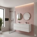 Nowoczesna łazienka z różowym akcentem, ściana za umywalką (lub w strefie prysznica/wanny) jest pokryta trójwymiarowymi płytkami Marazzi Flora 3D Spike Rosa (30x90 cm, MP82) w kolorze pudrowego różu, ułożonymi we wzór jodełki/chevronu