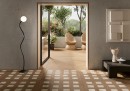 Gresowe podłogowe płytki imitujące brązowy beton Fioranese The Blend Concrete Sienna Naturale 60,4x60,4 GC605R na tarasie domu w połączeniu z płytką Sienna Glass 90,4x90,4 z tej samej serii