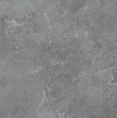 Kwadratowa, matowa płytka ceramiczna w odcieniu antracytu, imitująca kamień, z subtelnym, nieregularnym użyleniem i teksturą typową dla kolekcji Marazzi Mystone Pietra Ligure Antracite