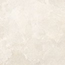Płytka ceramiczna w formacie 120x120, w kolorze przełamanej bieli (bianco), która jest częścią kolekcji Marazzi Mystone Pietra Ligure, charakteryzuje się matowym wykończeniem i delikatnym, jasnoszarym użyleniem, wiernie imitującym naturalny, jasny kamień