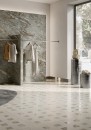 Gresowa wielkoformatowa płytka imitująca szary kamień Fioranese The Blend Stone Grey-Blue Stone Levigato-Matt 75x149,7 GCS716L na ścianie salonu odzieżowego w połączeniu z płytką Glass z tej samej serii producenta Fioranese