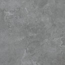 Antracytowa, wielkoformatowa płytka ceramiczna 120x120 cm z kolekcji Marazzi Mystone Pietra Ligure, charakteryzująca się matową, antypoślizgową powierzchnią R10, płytka wiernie imituje ciemny kamień