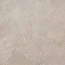 Beżowa płytka ceramiczna w formacie 120x120 cm z kolekcji Marazzi Mystone Pietra Ligure Beige, charakteryzująca się strukturalną powierzchnią, płytka imituje naturalny kamień, prezentując wyraźną, nieregularną fakturę i subtelne, jaśniejsze użylenie