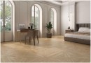 Gresowa podłogowa płytka imitująca drewno Oset Ceramiche Versalles Nature 100x100 na podłodze sypialni w zestawieniu z białą sztukaterią na ścianie oraz szarym łóżkiem dwuosobowym