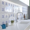 Ścienne płytki dekoracyjne patchworkowe w biało niebieskim kolorze CIL Navi Blue 30x90 w rękawie kuchennym klasycznej jasnej kuchni z białym blatem i chromowaną baterią zlewozmywakową