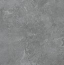 Ciemnoszara płytka ceramiczna w formacie 120x120 cm z kolekcji Marazzi Mystone Pietra Ligure Antracite. Posiada strukturalne (Strutturato) wykończenie i wiernie imituje kamień naturalny, ukazując ciemną, nieregularną fakturę