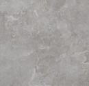 Szara, wielkoformatowa płytka ceramiczna 120x120 cm z kolekcji Marazzi Mystone Pietra Ligure Cenere. Płytka charakteryzuje się wyraźnie strukturalną (Strutturato) powierzchnią, która wiernie imituje kamień naturalny, ukazując nieregularną fakturę