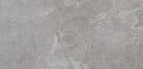 Szara, prostokątna płytka ceramiczna w formacie 60x120 cm z kolekcji Marazzi Mystone Pietra Ligure Cenere, charakteryzuje się matowym wykończeniem i nieregularną fakturą oraz jasnymi, subtelnymi użyleniami, wiernie imitującymi kamień naturalny