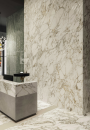 Recepcja z płytkami ścienno-podłogowymi imitującymi marmur Caesar Anima Ever Luxury Arabesque