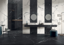 Elegancka łazienka z kontrastowym połączeniem czarno-białych płytek na ścianie i podłodze imitujących marmur Caesar Anima Futura Majestic White oraz Unique Black, dwie marmurowe umywalki, przeszkolona strefa prysznicowa