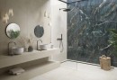 Płytka gresowa, podłogowa imitująca marmur w kolorze zielonym, wykończenie powierzchni w połysku, Pamesa Lux Euphoria Green 60x120 położona na ścianie w łazience gdzie znajduje się prysznic, dwie białe umywalki a nad nimi okrągłe lustra