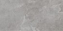 Szara, prostokątna płytka ceramiczna w formacie 60x120 cm z kolekcji Marazzi Mystone Pietra Ligure Cenere, charakteryzuje się matowym, antypoślizgowym wykończeniem R10 oraz nieregularną fakturą i jasnymi, subtelnymi użyleniami