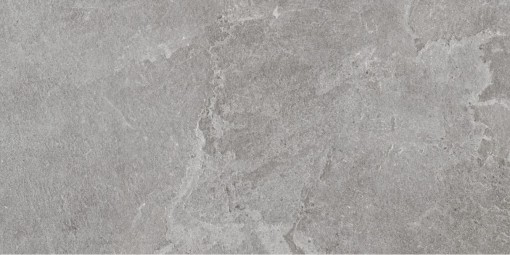 Szara, prostokątna płytka ceramiczna w formacie 60x120 cm z kolekcji Marazzi Mystone Pietra Ligure Cenere, charakteryzuje się matowym, antypoślizgowym wykończeniem R10 oraz nieregularną fakturą i jasnymi, subtelnymi użyleniami