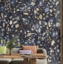 Nowoczesna restauracja z drewnianym stolikiem, jasną sofą i niebieskimi płytkami ściennymi imitującymi marmur Caesar Anima Wonder Gems