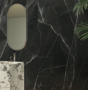 Łazienka z marmurową wolnostojącą umywalką, wiszącym lustrem i czarnymi płytkami ściennymi imitującymi marmur Caesar Anima Wonder Nightfall