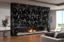 Płytka gresowa, podłogowa imitująca marmur w czarnym kolorze, wykończenie powierzchni w wysokim połysku, Netto Ceramika Black Marble High Glossy 60x60 położona na ścianie kominkowej w pokoju gdzie znajduje się wypoczynek, rośliny oraz duże okno