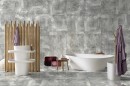Płytka gresowa, podłogowa imitująca beton w szarym kolorze, wykończenie powierzchni w połysku, Netto Ceramika Cemento Tokio Polished 60x60 położona na ścianie i podłodze w łazience gdzie znajduje się wolnostojąca wanna oraz umywalka