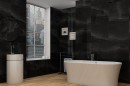 Płytka, gresowa podłogowa imitująca kamień w czarnym kolorze, wykończenie powierzchni w połysku, Netto Ceramika Onyx Black High Glossy 60x60 położona na ścianie w łazience gdzie znajduje się biała wanna oraz umywalka
