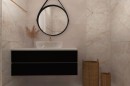 Płytka gresowa, podłogowa imitująca kamień w beżowym kolorze, wykończenie powierzchni matt carving, Netto Ceramika Arona Bianco Matt Carving 60x120 położona na ścianie w łazience gdzie znajduje się ciemna szafka, na niej umywalka oraz wiszące lustro