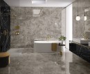 Gresowa podłogowa płytka imitująca szary kamień Saime Cave Onix Diamond Lucido 60x120-6mm T801327 na ścianach i podłodze łazienki. Kabina prysznicowa typu Walk-in. Złota armatura łazienkowa,  duża owalna wanna wolnostojąca, czarne płytki na ścianie.
