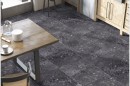 Płytka gresowa, podłogowa lastryko w grafitowym kolorze, wykończenie powierzchni matowe,Netto Ceramika Terazzo Anthracite Matt 60x120 położona na podłodze w kuchni gdzie znajduje się drewniany stół oraz drewniane szafki