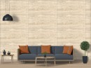 Płytka gresowa, podłogowa imitująca kamień w kolorze beżowym, wykończenie powierzchni matowe strukturalne, Netto Ceramika Travertine Mocca Matt Carving 60x120 położona na ścianie w pomieszczeniu gdzie znajduje się ciemna kanapa, drewniany stolik