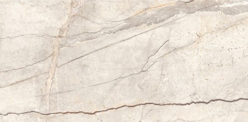 Płytka gresowa Marazzi Mystone Silver Root Beige R10 60x120 cm MPFM to duży, prostokątny format antypoślizgowej płytki imitującej marmur o jasnym, beżowym tle, jej powierzchnię przecinają długie, nieregularne żyły w odcieniach szarości, brązu i rudości