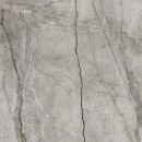 Płytka gresowa Marazzi Mystone Silver Root Grey R10 60x60 cm MPFZ to antypoślizgowa płytka o kwadratowym formacie, imitująca szary marmur, jej powierzchnię zdobią charakterystyczne, wyraźne spękania i żyły w odcieniach szarości i rudości