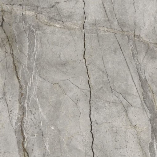 Płytka gresowa Marazzi Mystone Silver Root Grey R10 60x60 cm MPFZ to antypoślizgowa płytka o kwadratowym formacie, imitująca szary marmur, jej powierzchnię zdobią charakterystyczne, wyraźne spękania i żyły w odcieniach szarości i rudości