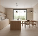 Minimalistyczna kuchnia z jadalnią, w której na podłodze i ścianach zastosowano beżowe płytki Marazzi Mystone Tivoli Beige 60x120 cm, doskonale imitujące naturalny trawertyn