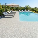 Płytki Saime Frammenta Perla Roc 60x60-20 mm 8694685. Strukturalna szara tarasowa płytka lastryko. Jasny, perłowy gres o grubości 2 cm to wytrzymałe i eleganckie rozwiązanie, idealne do strefy basenowej.