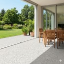 Płytki Saime Frammenta Taupe Roc 60x60-20 mm 8694695. Strukturalna szara tarasowa płytka lastryko. Ciepły, ziemisty odcień taupe o grubości 2 cm idealnie wpisuje się w ogrodową zieleń, zapewniając trwałość na lata.