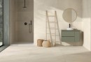 Płytka gresowa, podłogowa imitująca kamień w kolorze beżowym, wykończenie powierzchni matowe, Pamesa Kenzo Beige Matt 120x120 położona na ścianie i podłodze w łazience gdzie znajduje się prysznic, szafka wisząca wraz z umywalką