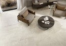 Płytki Fioranese Unica Crystal White Levigato 89x89 UI909LR. Beżowa marmurowa płytka glamour. Polerowany gres o kremowo-białym odcieniu i głębi szlachetnego onyksu rozświetla wnętrze, tworząc ekskluzywną, pełną blasku przestrzeń.