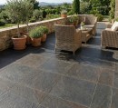 Płyta tarasowa Saime Geostone Antracite Grip 60x120- 20 mm 8610033. Rustykalna grafitowa kamienna płyta tarasowa. Pogrubiony gres (20 mm) o głębokiej barwie ciemnego łupka tworzy elegancki kontrast z ogrodową zielenią, zapewniając trwałość i styl na lata.