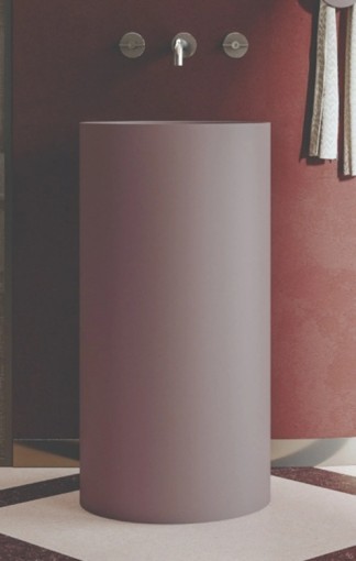 Mobilcrab Fount4 ceramiczna umywalka wolnostojąca okrągła w kolorze matowego różu, o wysokości 87cm i średnicy 44cm