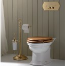 3SC Super Plaque SPL00 Ekskluzywny przycisk spłukujący do WC złoty założony na ścianie w łazience gdzie znajduje się  toaleta oraz złote dodatki