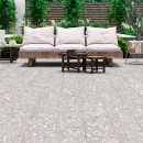 Płytki Saime Grestone Silver Naturale 60x60 T680170. Szara industrialna matowa płytka lastryko. Srebrzysty gres inspirowany weneckim terrazzo. Jasnoszare tło z wyrazistym, kamiennym ziarnem to idealna, stylowa baza dla nowoczesnych i loftowych wnętrz.